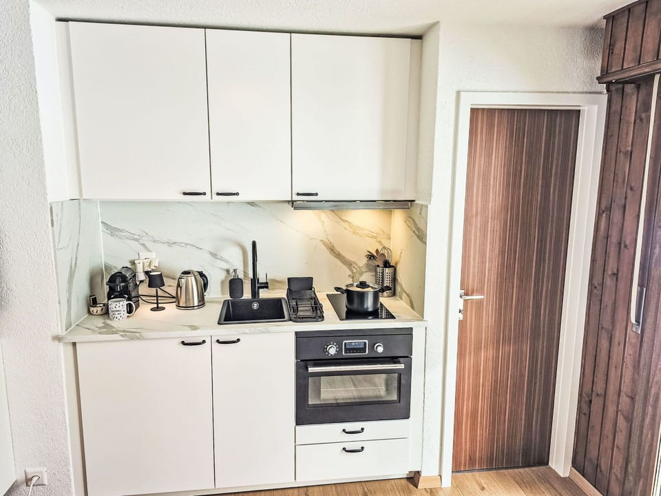 Kitchen Appliance, Kitchen, Major Appliance, Countertop, Interior Design, Home Appliance, Flooring, Cabinetry, Room, Furniture
