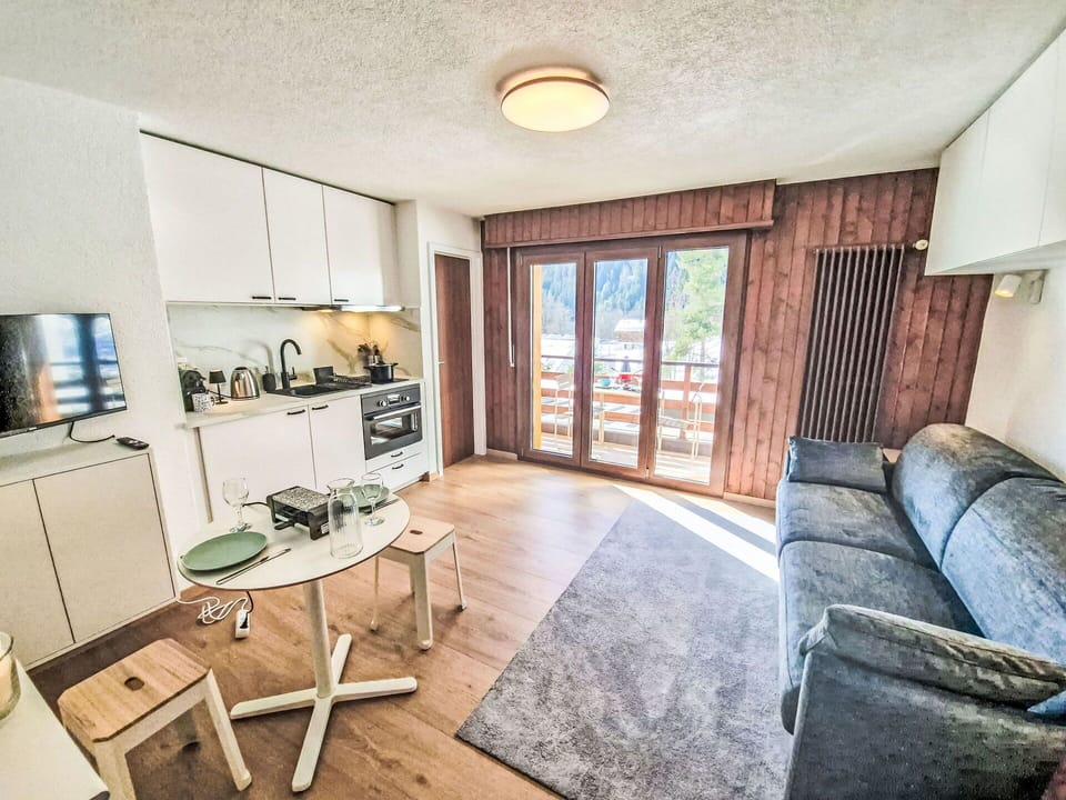 Wood, Apartment, Condominium, Wood Stain, Balcony, Hardwood, Hotel, Lumber, Plank, Wood Flooring