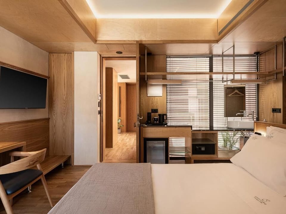 Superior Suite, Courtyard View | Minibar (some free items), in-room safe, blackout drapes