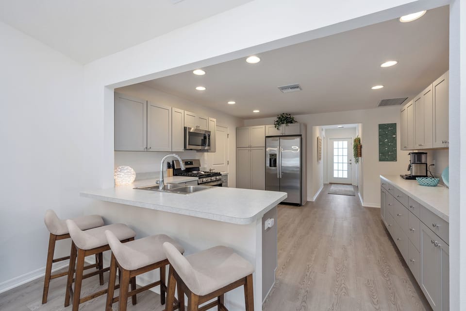 Fully Equipped Kitchen w/ Breakfast Bar w/ Seating for 4x & Stainless Steel Appliances