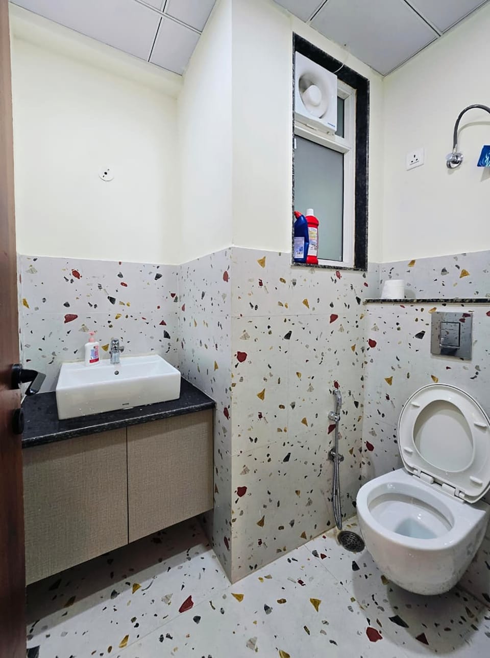 Deluxe Apartment | Bathroom | Shower, free toiletries, towels, soap