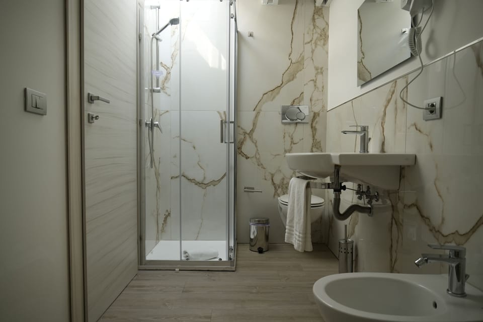 Comfort Townhome, Private Bathroom, Courtyard View | Bathroom | Shower, hair dryer, towels, soap
