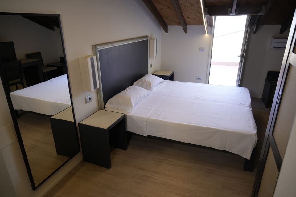 Comfort Townhome, Private Bathroom, Courtyard View | Desk