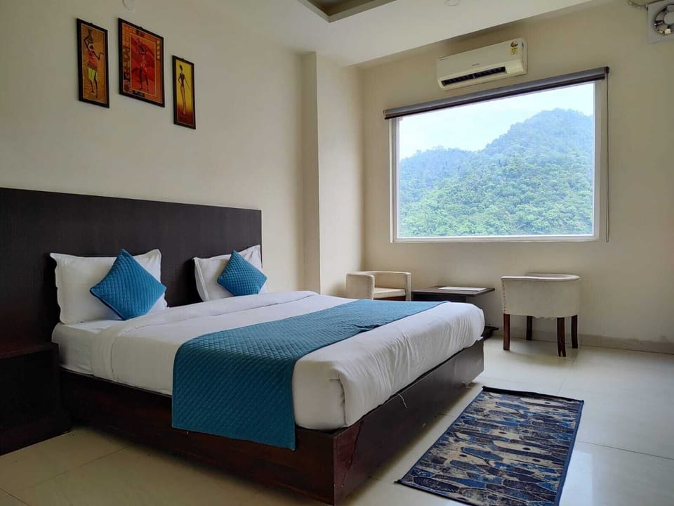 Premium Room | Minibar, desk, iron/ironing board, free WiFi