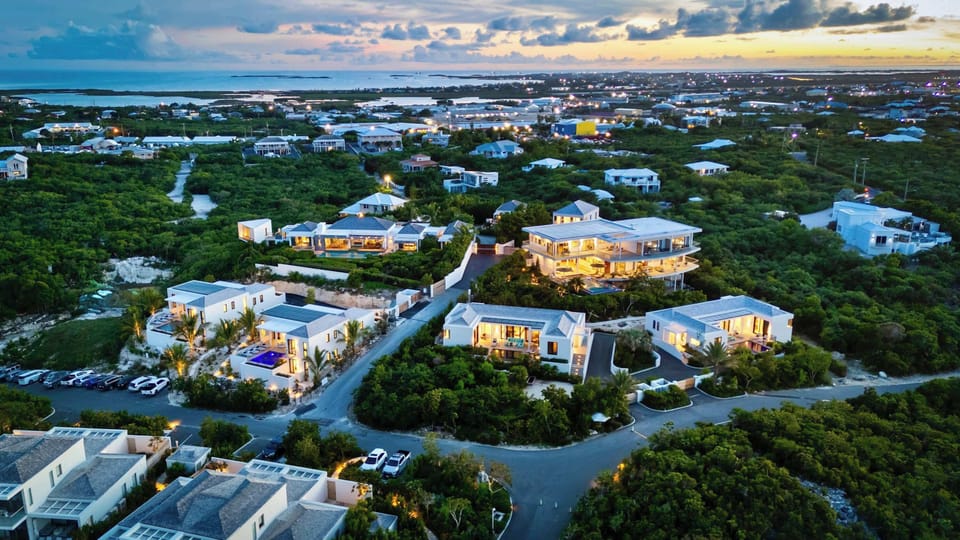 Collection of 6 private villas