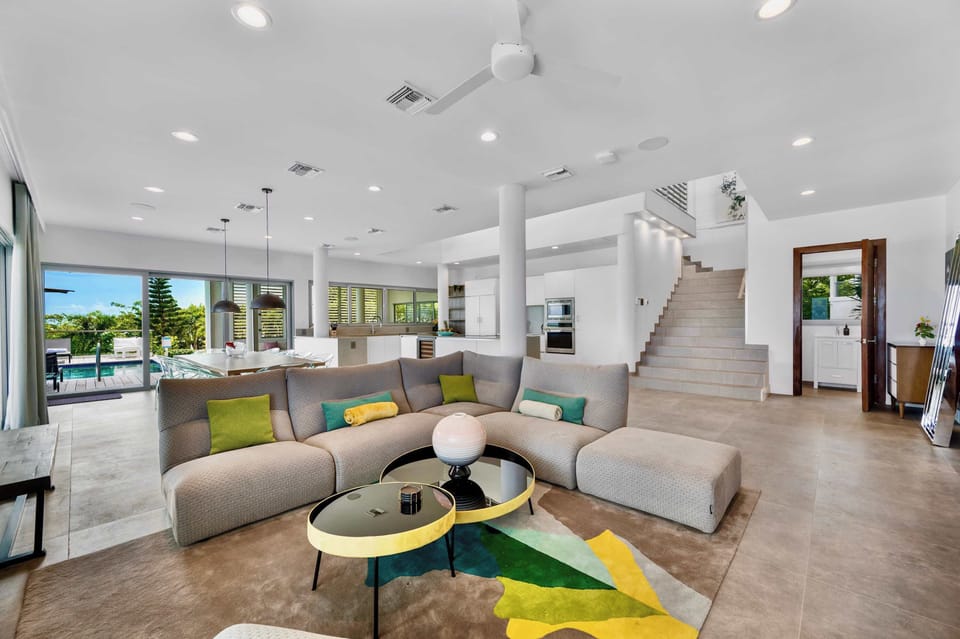 Villa Skyline- First floor open concept living & dining area