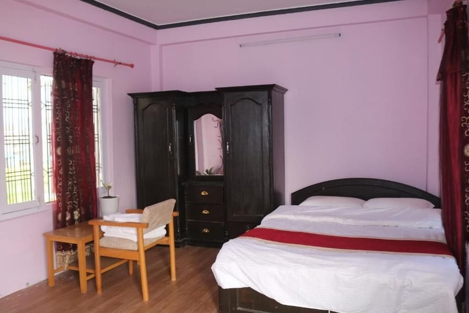 Family Room | Desk, laptop workspace, free WiFi