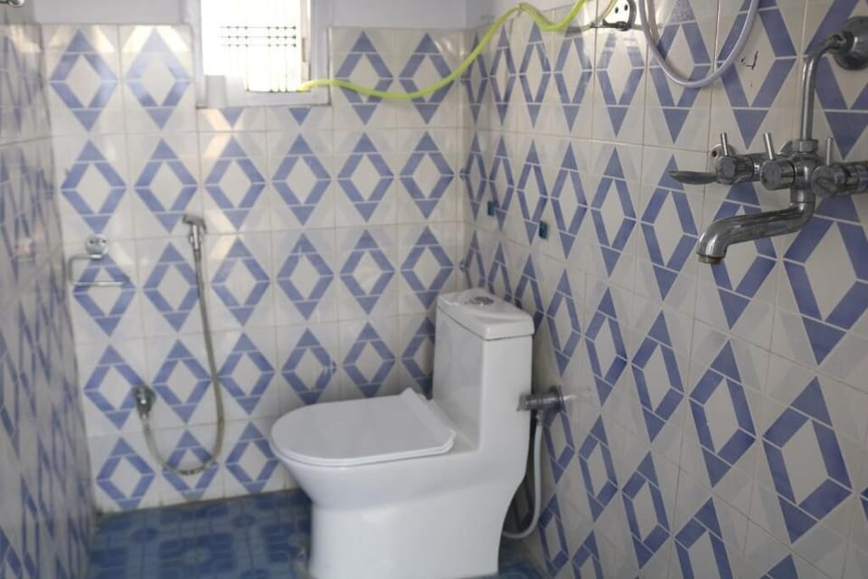 Family Room | Bathroom | Shower, free toiletries, towels, soap