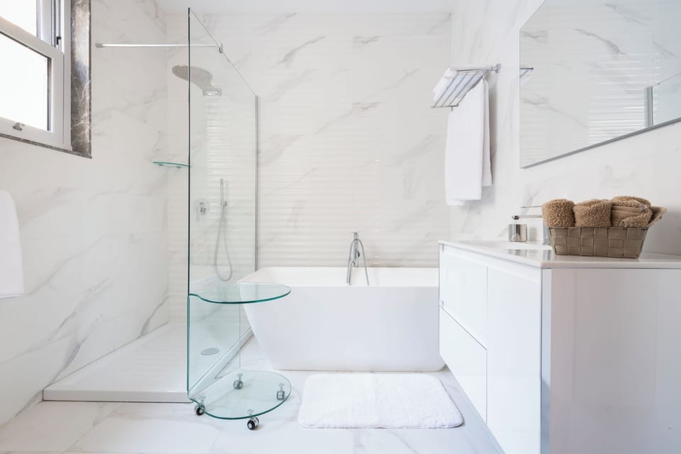 Luxury Apartment | Bathroom | Free toiletries, towels, soap, shampoo