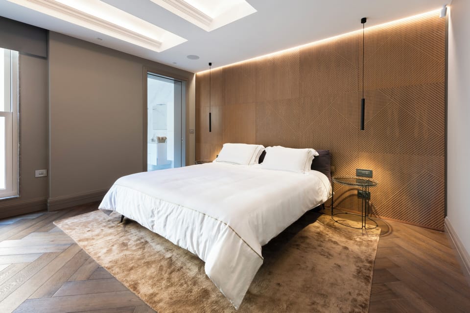Luxury Apartment | Premium bedding, desk, laptop workspace, free WiFi