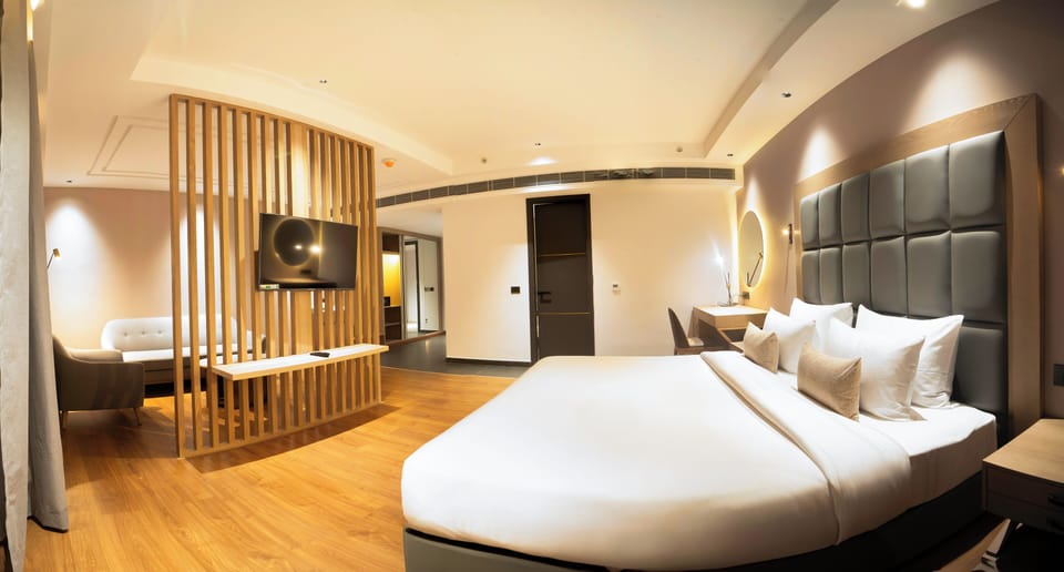 Junior Suite, Pool View | Premium bedding, minibar, in-room safe, desk