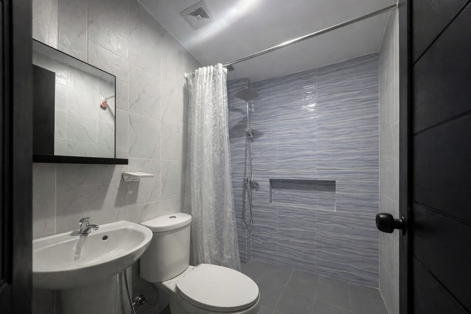 Family Room, Mountain View | Bathroom | Shower, rainfall showerhead, towels