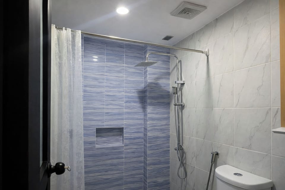 Standard Room, Private Bathroom | Bathroom | Shower, rainfall showerhead, towels