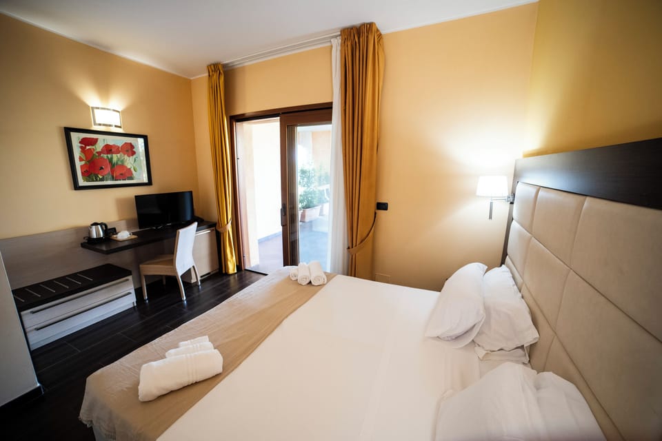 Double or Twin Room | In-room safe, desk, laptop workspace, blackout drapes