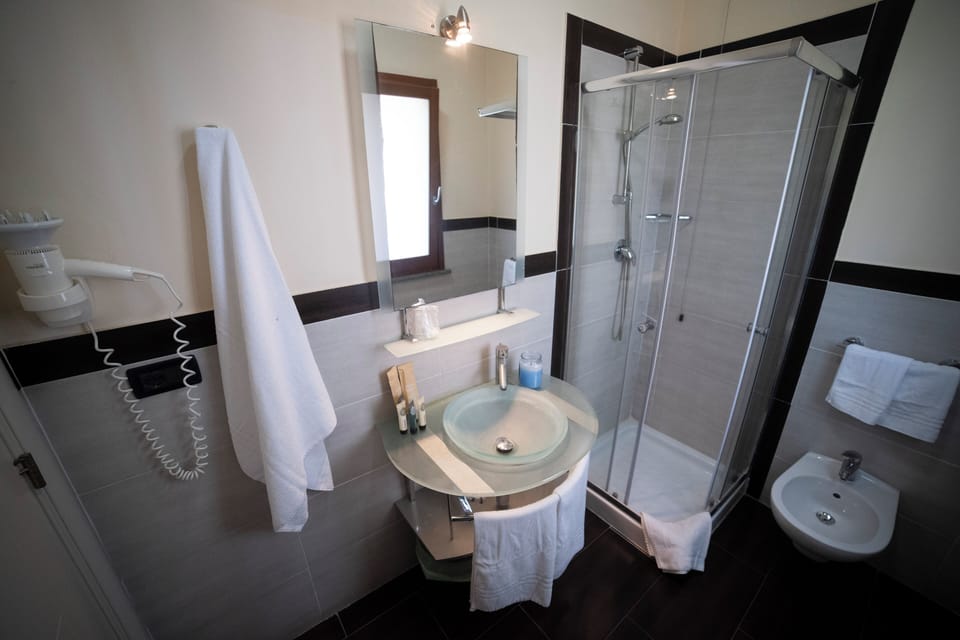 Triple Room, Garden View | Bathroom | Shower, hair dryer, bidet, towels