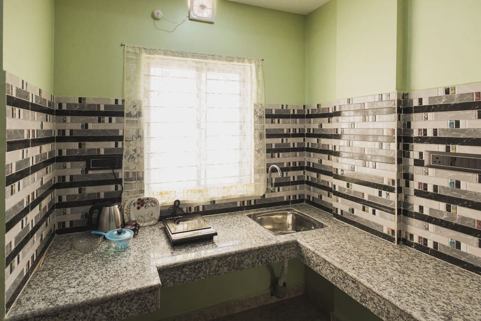 Deluxe Quadruple Room, City View | Private kitchen | Cookware/dishes/utensils