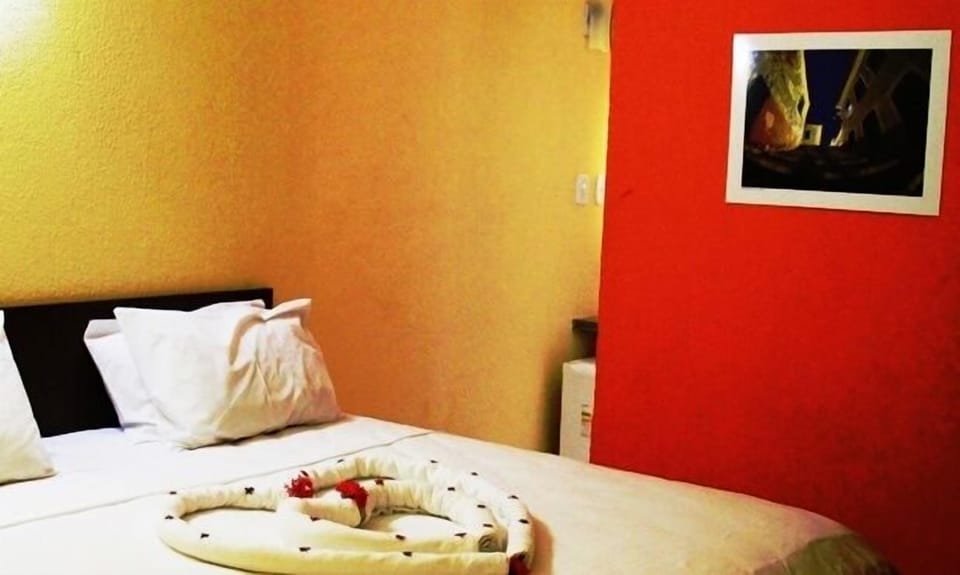 Double Room | Minibar, bed sheets