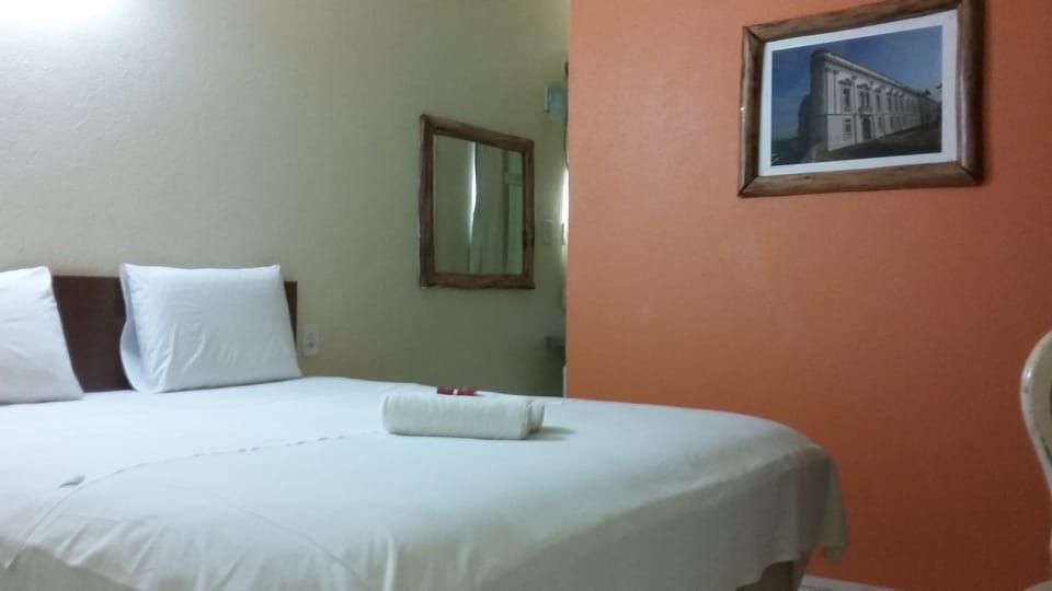 Single Room | Minibar, bed sheets