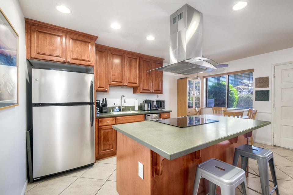 Fully equipped kitchen with island seating