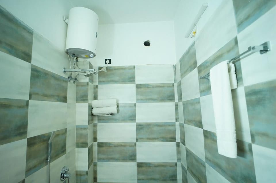 Deluxe Room | Bathroom | Shower, free toiletries, towels, soap