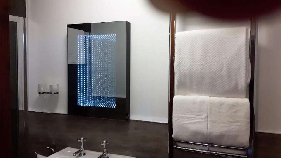 Deluxe Double Room, Garden View | Bathroom | Free toiletries, hair dryer, slippers, towels