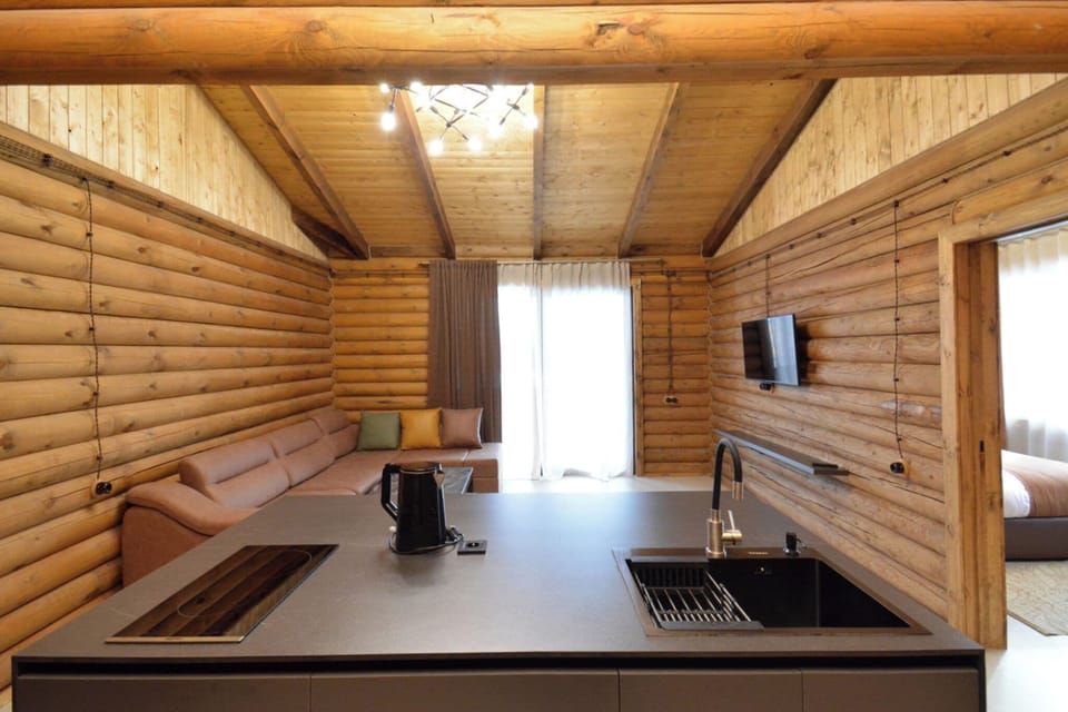 Luxury Bungalow, Mountain View | Private kitchen | Microwave, coffee/tea maker, electric kettle, dining tables