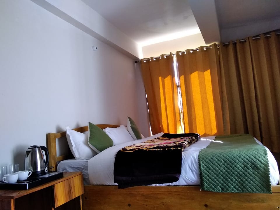 Classic Double Room, Mountain View | Individually decorated, individually furnished, laptop workspace