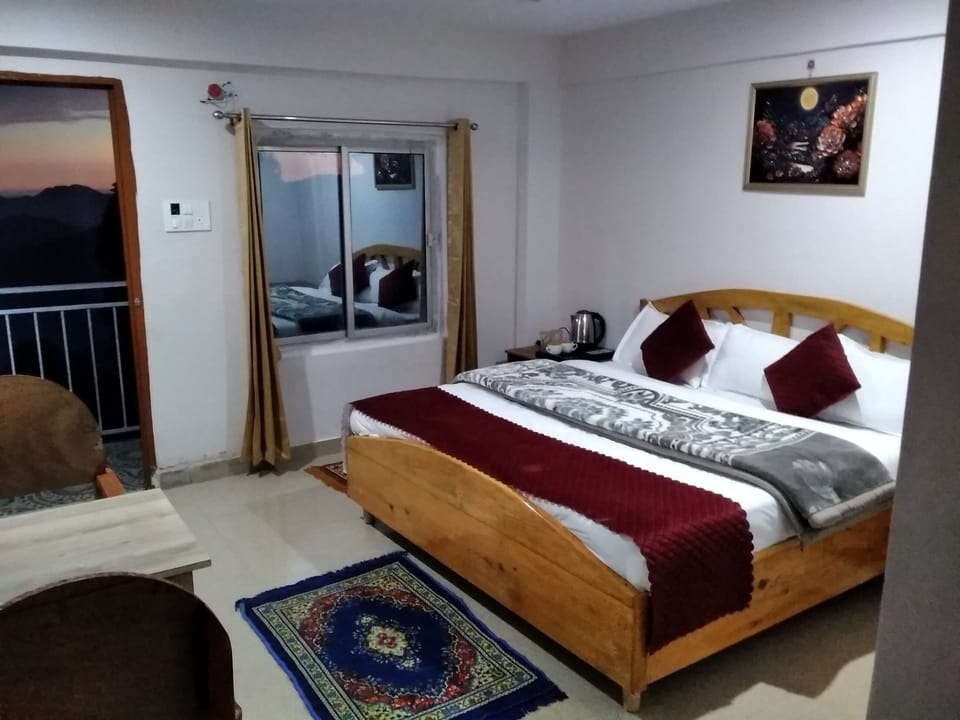 Deluxe Double Room, Mountain View | Individually decorated, individually furnished, laptop workspace