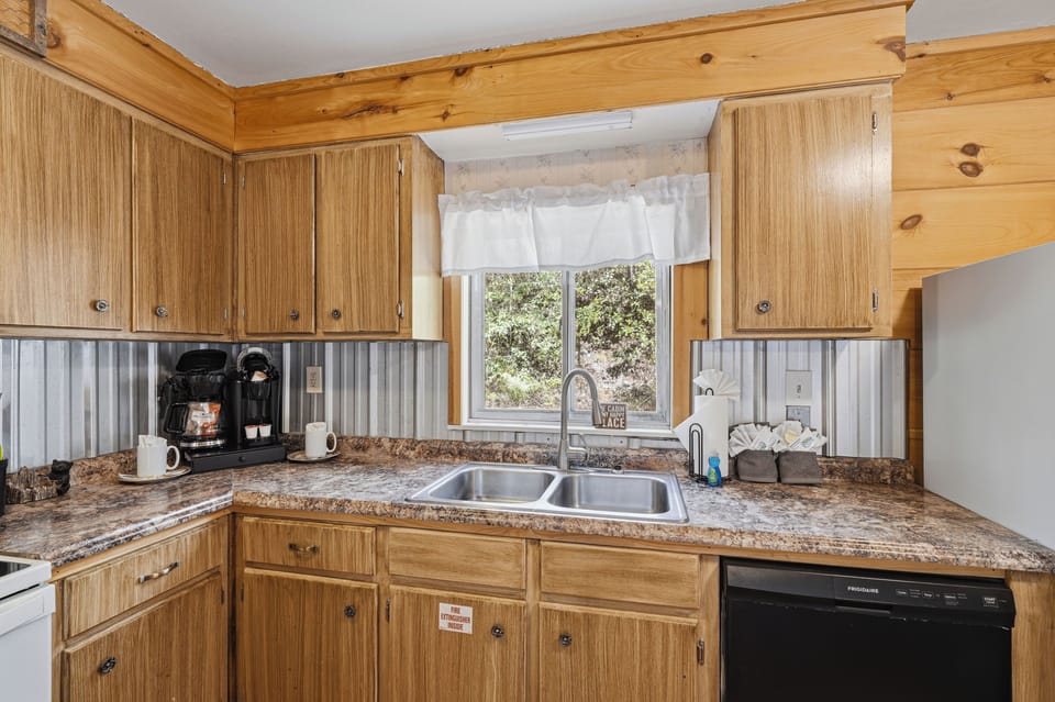 Fully equipped kitchen for meals & snacks