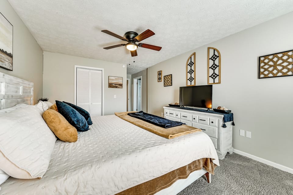 Lake Days & Fireside Nights! Updated Burnside Home Cottage in Burnside