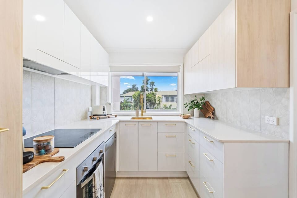 Cook with ease in the fully equipped kitchen featuring an oven, stovetop, microwave, dishwasher, fridge, Nespresso machine, blender, and all the cookware needed for relaxed meals at home.