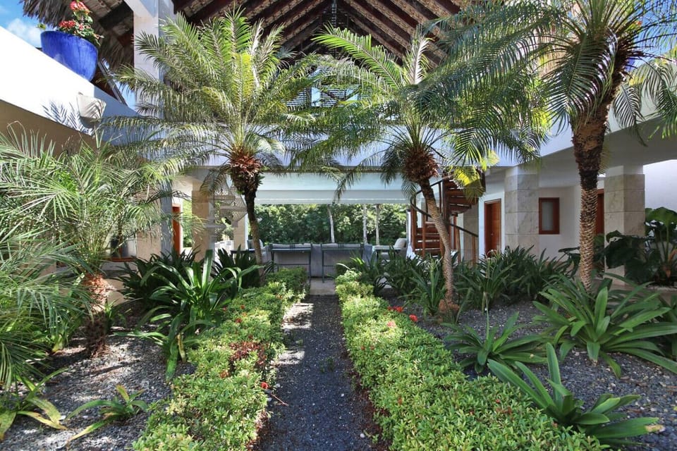 Villa Monica: Lush interior gardens