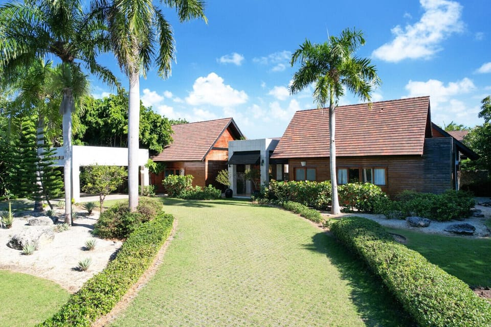Villa Monica: Driveway and entrance