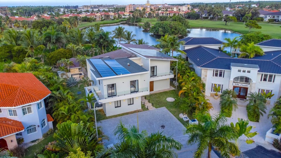 Buganvilla Mansion: Villa Cheryl (left) and Villa Paraiso (right)