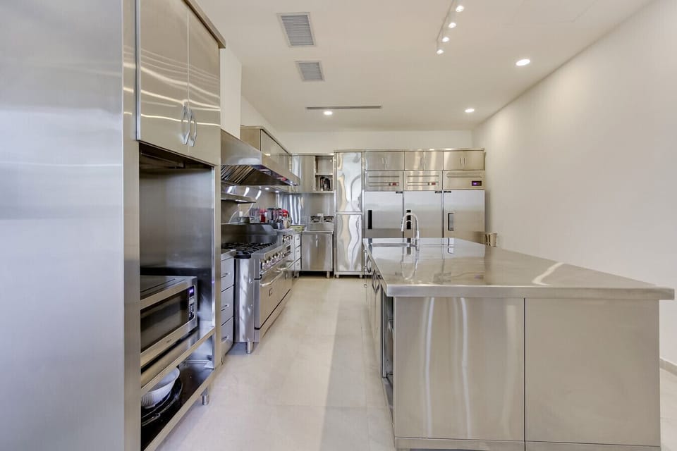 Las Palmas 3: Industrial chef`s kitchen (private chef is included)