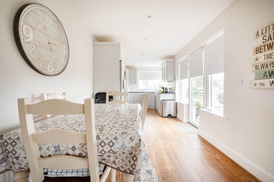 Kitchen / Dinning Table