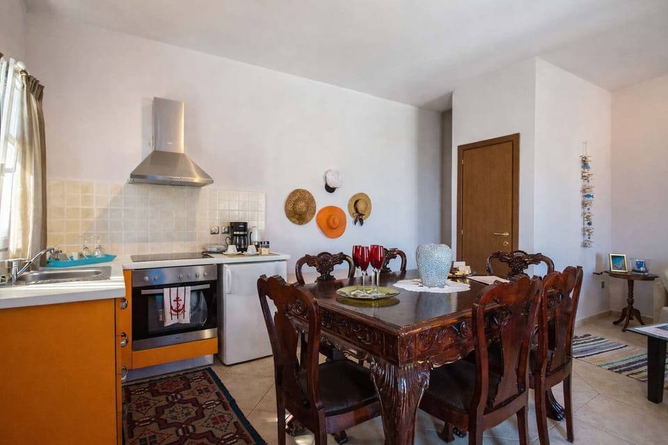 Fully equipped kitchen and dining space
