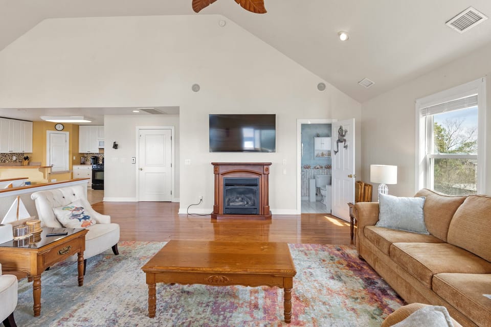 KDN9915: Sounds Like A Plan | Top Level Living Area