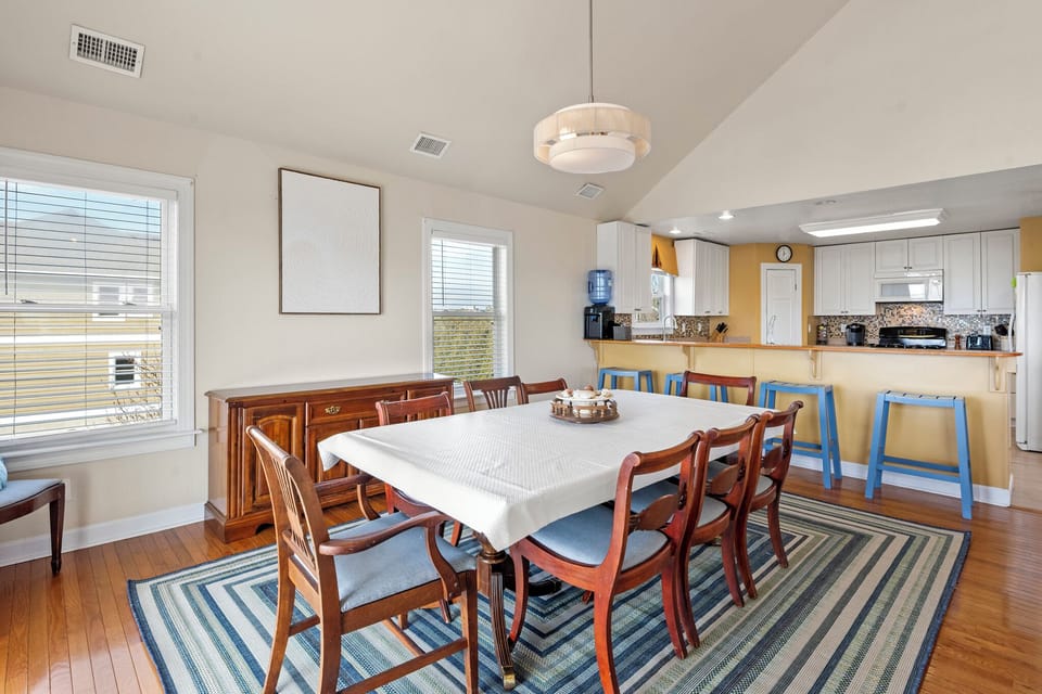 KDN9915: Sounds Like A Plan | Top Level Dining Area