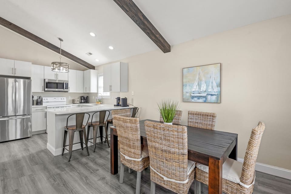 KDS9703: KDH & Chill | Dining Area