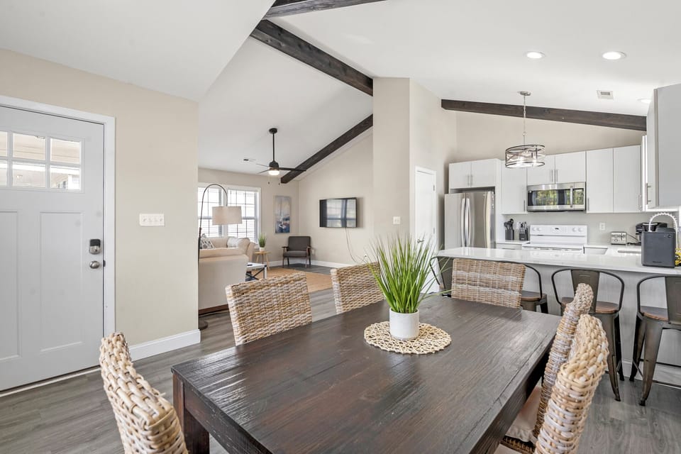 KDS9703: KDH & Chill | Dining Area