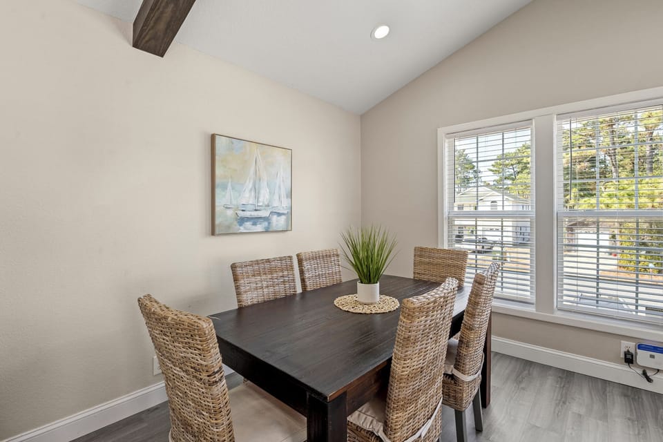 KDS9703: KDH & Chill | Dining Area