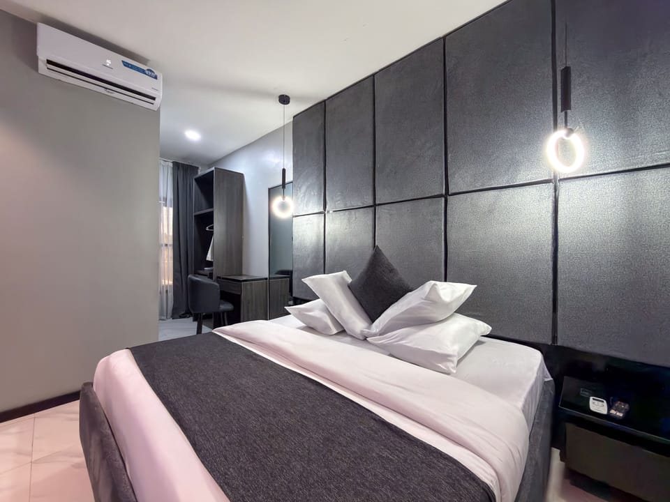 Luxury Room | Desk, laptop workspace, free WiFi