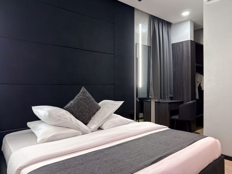 Business Room | Desk, laptop workspace, free WiFi