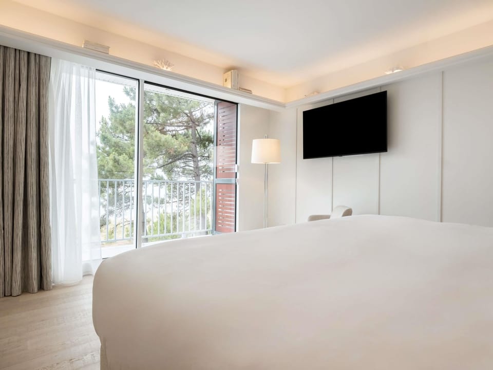 Junior Suite, 1 King Bed with Sofa bed, Balcony (Forest view) | Premium bedding, minibar, in-room safe, desk