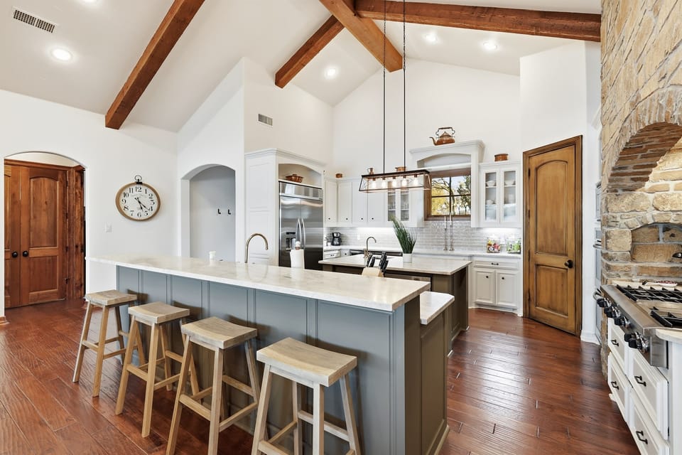 Kitchen seating + open kitchen area ideal for any guest