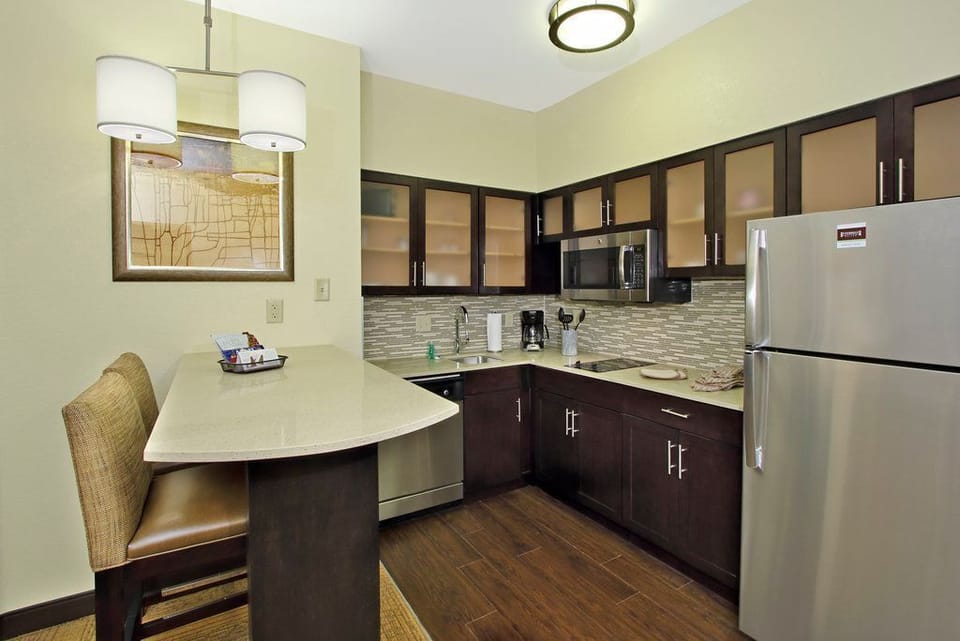 Craft delicious meals in this fully equipped kitchen, featuring modern appliances and stylish finishes.