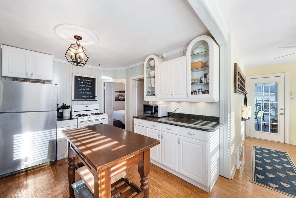 Full kitchen