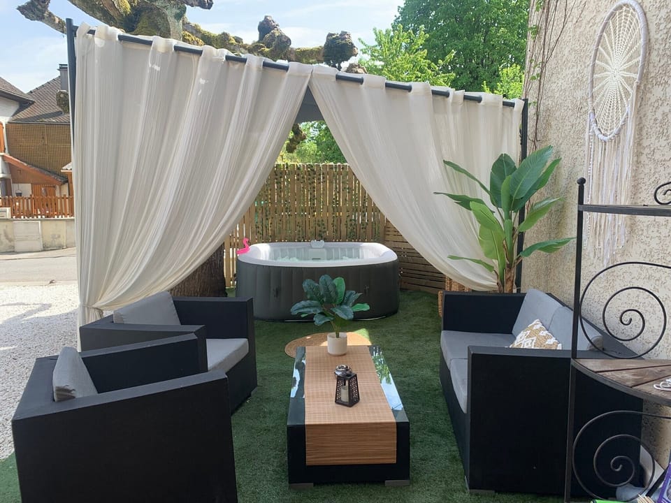 Outdoor spa tub