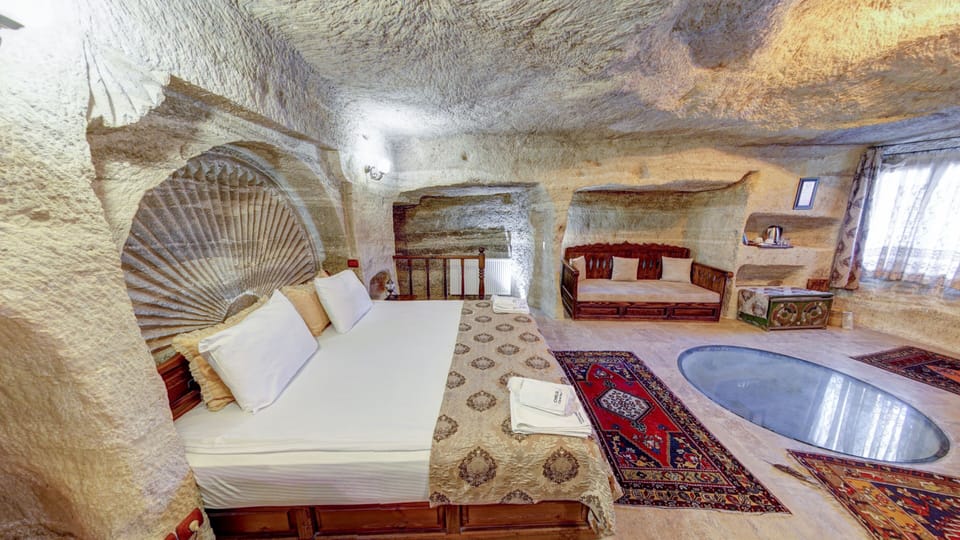 Deluxe Cave Suite Jacuzzi | Premium bedding, individually decorated, individually furnished, desk